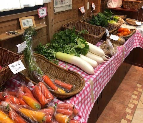 直売所に野菜が並んでいるようす