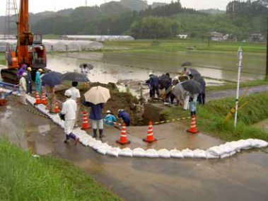 パイプラインの漏水による道路陥没