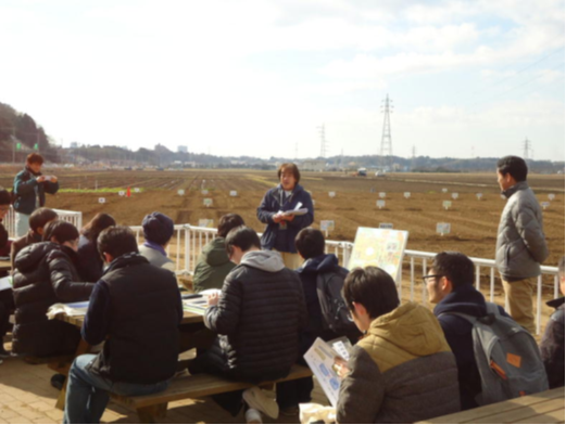 大学生に事業実施地区を説明