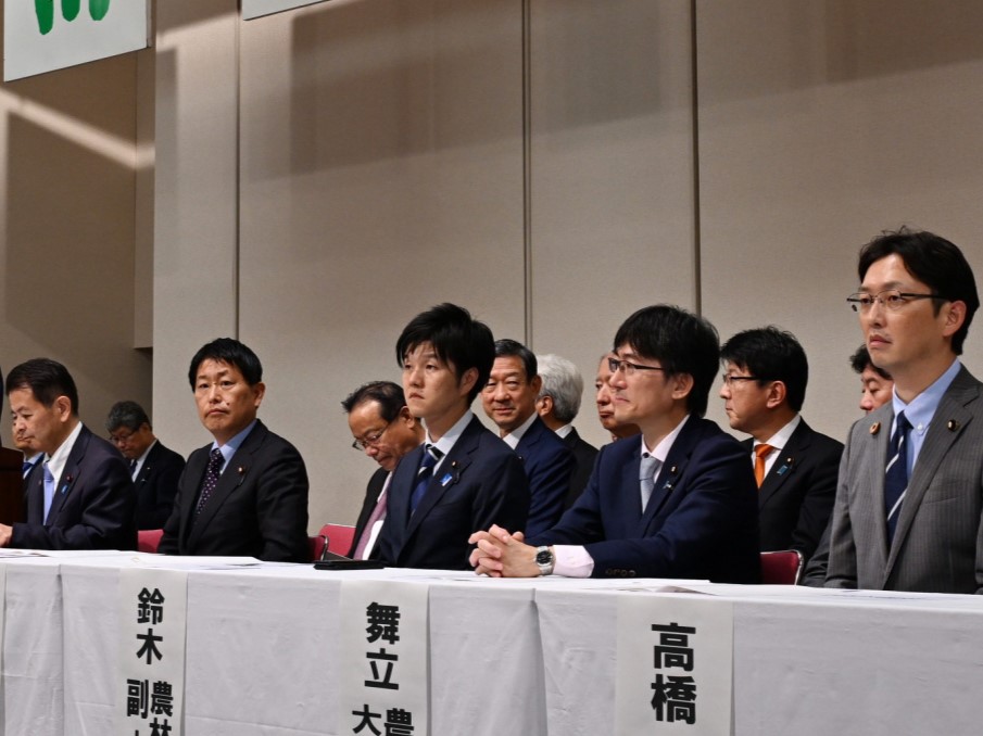 （前列左から） 宮下農林水産大臣、武村農林水産副大臣、 鈴木農林水産副大臣、舞立農林水産大臣政務官、高橋農林水産大臣政務官