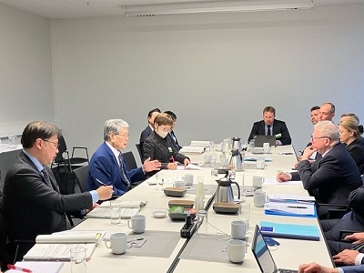 ヴォイチェホフスキEU農業担当委員と会談する野村農林水産大臣(左手前から2人目)