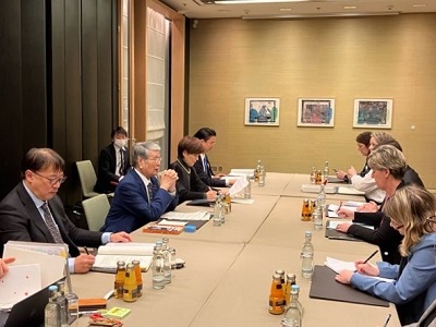 ビボー・カナダ農業・農産食料大臣と会談する野村農林水産大臣(左手前から2人目)