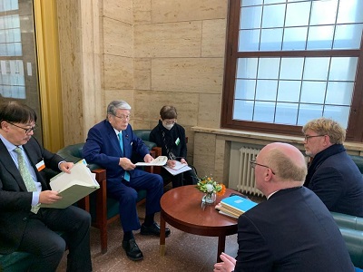 フェノー・フランス農業・食料主権大臣と会談する野村農林水産大臣(左手前から2人目)