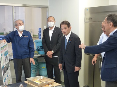 水産物のモニタリング検査について説明を受ける宮下農林水産大臣