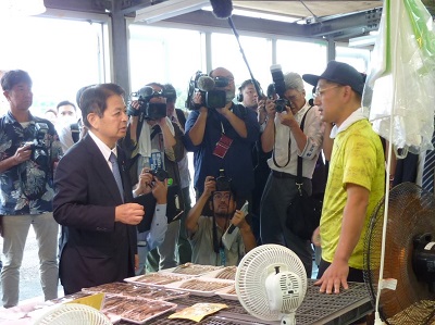 いわき市の海鮮市場で意見交換を行う宮下農林水産大臣