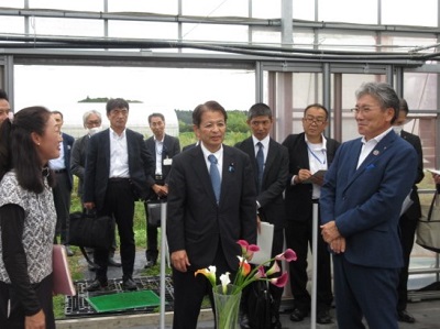 浪江町で営農再開に向けた取組について意見交換を行う宮下農林水産大臣