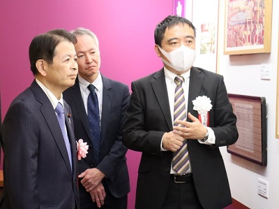 競馬博物館を視察する宮下農林水産大臣