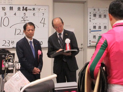検量室を視察する宮下農林水産大臣