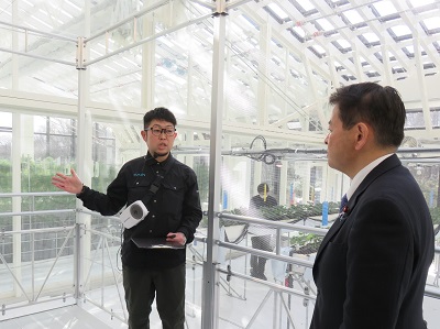 北広島市で最先端の屋内栽培施設を視察する宮下農林水産大臣