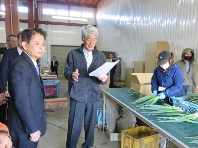 恵庭市の農園で青ねぎの出荷準備の作業を視察する宮下農林水産大臣