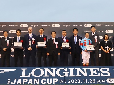 優勝馬の関係者と宮下農林水産大臣（左から5人目）