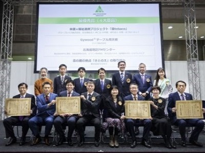 受賞者と宮下農林水産大臣