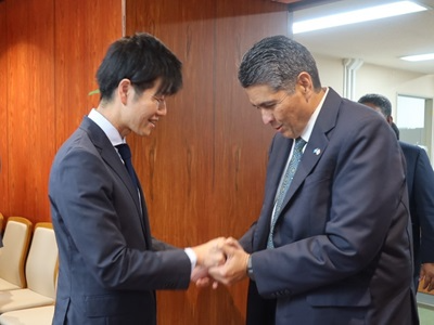 スランゲル・S・ウィップス・ジュニア・パラオ共和国大統領と握手する鈴木農林水産大臣