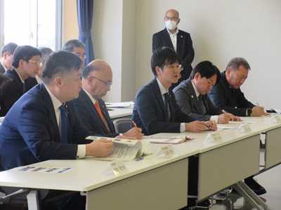 いわき市で県漁連等と意見交換を行う　鈴木農林水産大臣（中央）