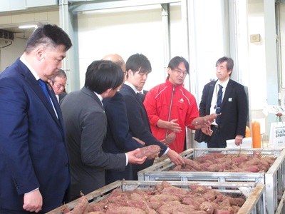 楢葉町で農業者と意見交換を行う鈴木農林水産大臣（中央）