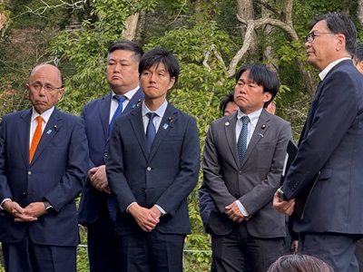 浪江町でふくしま森林再生事業の調査を行う鈴木農林水産大臣（中央）