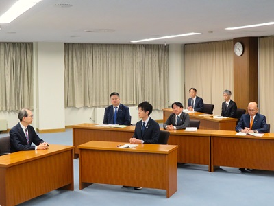 福島県庁で内堀知事を表敬訪問する鈴木農林水産大臣（中央）