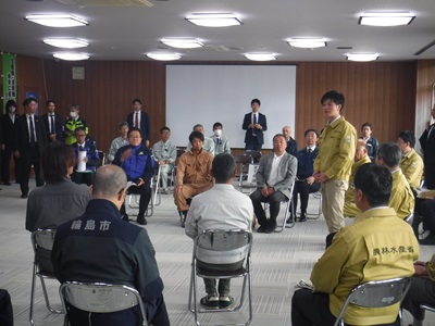 奥能登地域の営農関係者との意見交換に臨む鈴木農林水産大臣（右端）