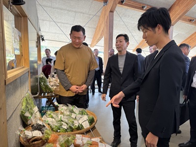 多気郡多気町の商業施設を視察する鈴木農林水産大臣