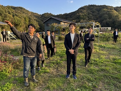 多気郡多気町の商業施設の農園エリアを視察する鈴木農林水産大臣