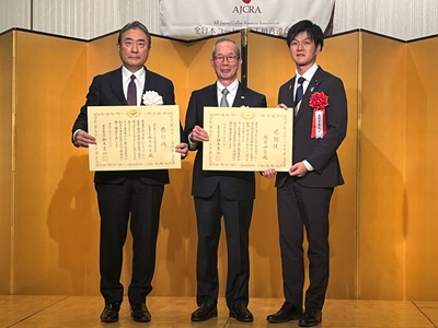 大臣感謝状を授与する鈴木農林水産大臣