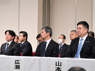 （前列左から）山下農林水産副大臣、広瀬農林水産大臣政務官、山本農林水産大臣政務官