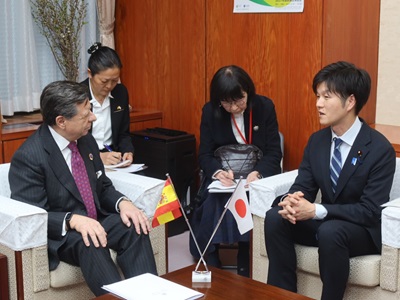 イニゴ・デ・パラシオ・エスパーニャ駐日スペイン王国大使と通じて会談する鈴木農林水産大臣