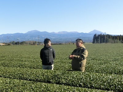 鹿児島県霧島市の茶生産者から、茶生産の現状や輸出の取組について説明を受ける鈴木農林水産大臣