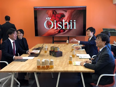 植物工場技術の開発に取り組む事業者と意見交換をする鈴木農林水産大臣