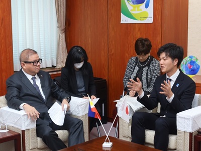 ラウレル・フィリピン農業大臣と会談する鈴木農林水産大臣