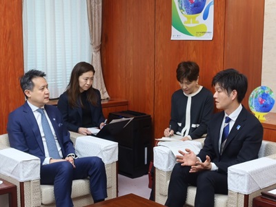 ダレン・タン世界知的所有権機関(WIPO)兼植物の新品種の保護に関する国際同盟(UPOV)事務局長と通訳を通じて会談する鈴木農林水産