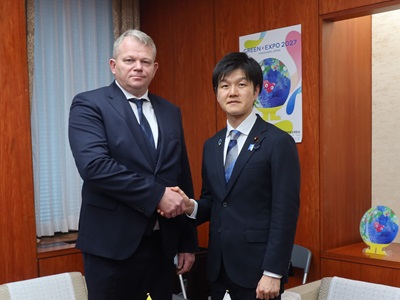 アンドリュス・パリョニス・リトアニア共和国農業大臣と握手する鈴木農林水産大臣
