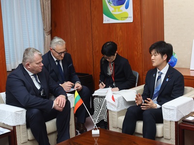 アンドリュス・パリョニス・リトアニア共和国農業大臣と通訳を通じて会談する鈴木農林水産大臣