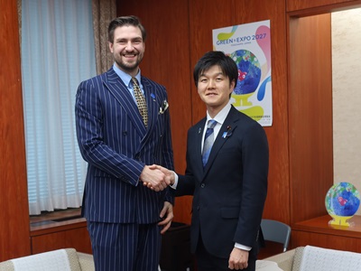 ヘンドリク・ヨハンネス・テッラス・エストニア地域問題・農業大臣と握手する鈴木農林水産大臣