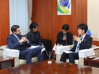 ヘンドリク・ヨハンネス・テッラス・エストニア地域問題・農業大臣と通訳を通じて会談する鈴木農林水産大臣