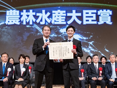 農林水産大臣賞受賞者と写真撮影を行う広瀬農林水産大臣政務官（左）