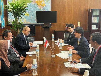 トレンゴノインドネシア海洋水産大臣と会談を行う舞立農林水産大臣政務官