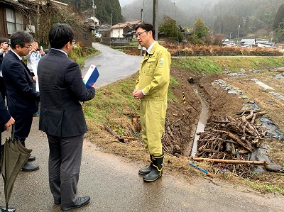 養父市小佐地区で令和5年台風第7号の被災地域を調査する高橋農林水産大臣政務官