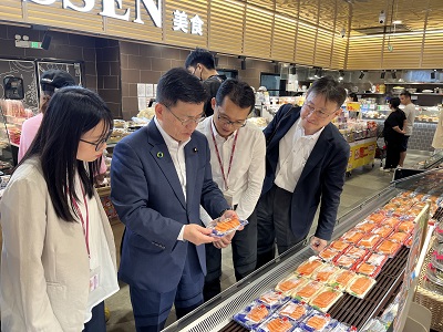 広州で日系食品小売事業者の店舗視察を行う庄子農林水産大臣政務官（左から2人目）