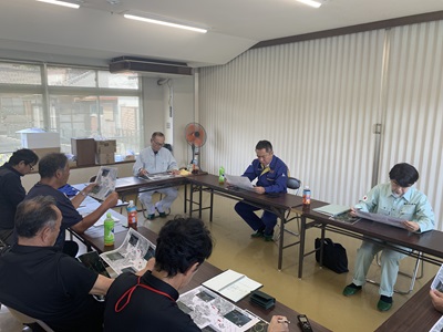 浦村地区の被災状況について説明を受ける山本農林水産大臣政務官(右端)