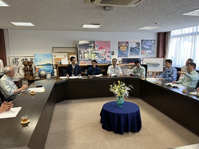 気仙沼市長と意見交換を行う庄子農林水産大臣政務官(右端)