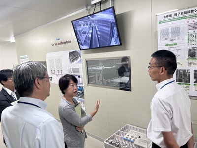 ジーンバンクを視察する山本農林水産大臣政務官