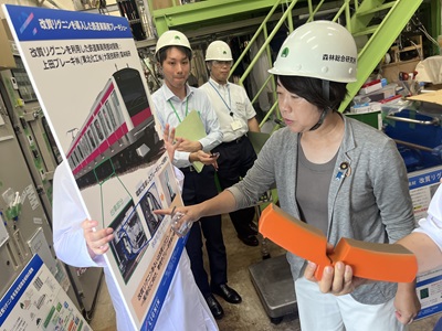 高い加工性・強度を有する改質リグニンの説明を受ける山本農林水産大臣政務官