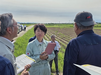 嘉島町で大豆被害の説明を受ける山本農林水産大臣政務官