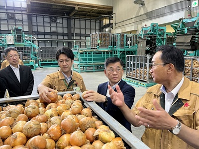 北見市でたまねぎの集出荷施設を現地調査する庄子農林水産大臣政務官 (右から2人目)