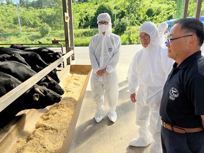 佐呂間町で牛肉の輸出関連事業者の牛舎を現地調査する庄子農林水産大臣政務官(中央)