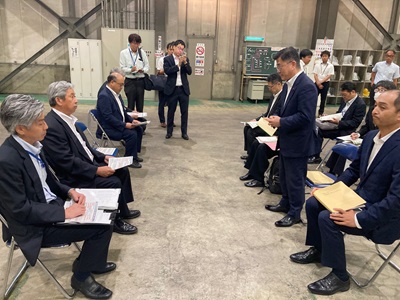 大空町で長いもの輸出関連事業者と意見交換を行う庄子農林水産大臣政務官(右列手前から2人目)