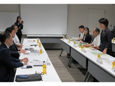 味噌の輸出関連事業者と意見交換を行う山本農林水産大臣政務官（右列1番手前側）