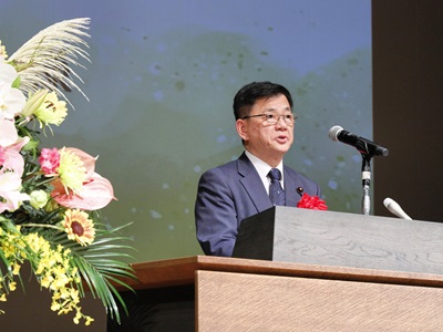 青森りんご植栽150周年記念式典において祝辞を述べる庄子農林水産大臣政務官