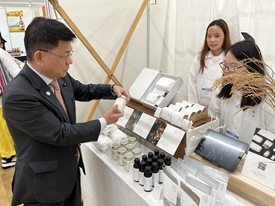 地域の未利用資源を給餌した平飼い有精卵製品の説明を受ける庄子農林水産大臣政務官（左）